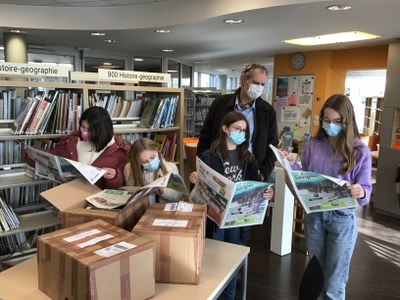 Les élèves découvrent leur journal Exprime-toi !